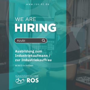 Grafik im Corporate Design von Kunststofftechnik ROS mit einem türkisfarbenen Overlay. Oben steht die Website „www.ros-kt.de“. In großer, weißer Schrift ist „WE ARE HIRING“ zu lesen. Darunter befindet sich ein grafisches Suchfeld mit dem Wort „Azubi“ und einem Suchsymbol. Weiter unten folgt der ausgeschriebene Hinweis auf eine Ausbildung zum Industriekaufmann bzw. zur Industriekauffrau in Vollzeit (M/W/D). Im Hintergrund ist eine industrielle Umgebung mit technischen Anlagen und Maschinen zu erkennen, was auf ein Produktions- oder Fertigungsumfeld hinweist. Am unteren Rand befindet sich das Firmenlogo von Kunststofftechnik ROS. Insgesamt vermittelt die Grafik ein modernes, strukturiertes und professionelles Erscheinungsbild, das auf eine offene Ausbildungsstelle aufmerksam macht.